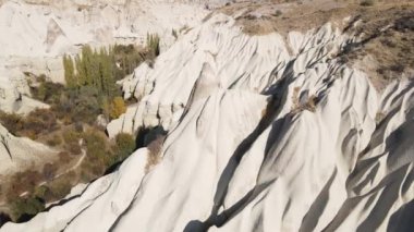 Kapadokya 'nın hava manzarası. Hindi. Goreme Ulusal Parkı. Yavaş çekim