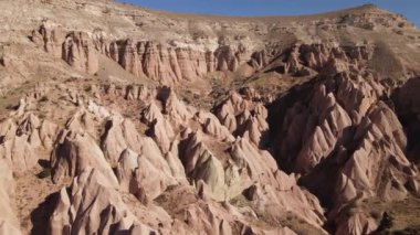 Kapadokya 'nın hava manzarası. Hindi. Goreme Ulusal Parkı. Yavaş çekim