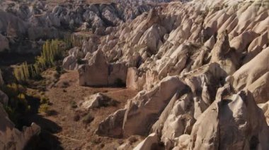 Kapadokya 'nın hava manzarası. Hindi. Goreme Ulusal Parkı. Yavaş çekim