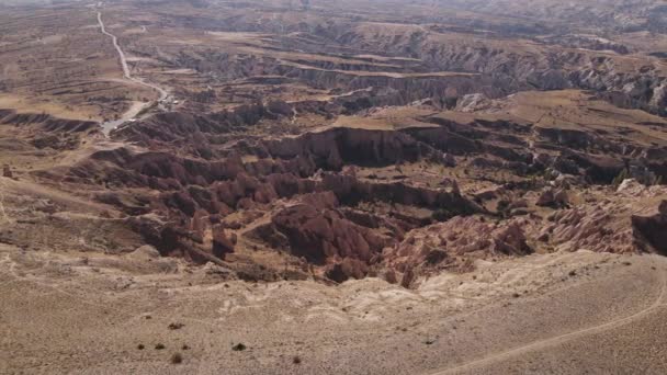 Widok z lotu ptaka na krajobraz Kapadocji. Turcja. Park Narodowy Goreme. Zwolniony ruch — Wideo stockowe