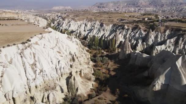 Flygfoto över Kappadokien landskap. Turkiet. Goreme National Park. Långsamma rörelser — Stockvideo