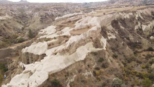 Letecký pohled na krajinu Kappadokie. Krocan. Národní park Goreme. Zpomalený pohyb — Stock video