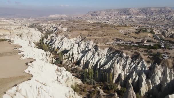 Widok z lotu ptaka na krajobraz Kapadocji. Turcja. Park Narodowy Goreme. Zwolniony ruch — Wideo stockowe
