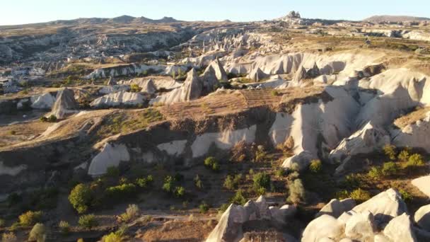 Letecký pohled na krajinu Kappadokie. Krocan. Národní park Goreme. Zpomalený pohyb — Stock video