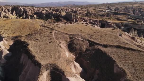 Flygfoto över Kappadokien landskap. Turkiet. Goreme National Park. Långsamma rörelser — Stockvideo