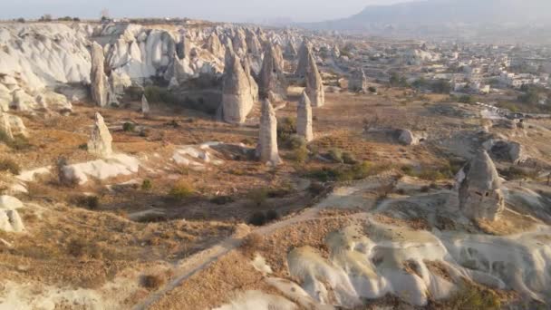 Flygfoto över Kappadokien landskap. Turkiet. Goreme National Park. Långsamma rörelser — Stockvideo