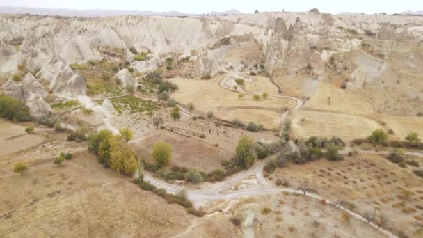 Luchtfoto van het landschap van Cappadocië. Turkije. Nationaal park Goreme. Langzame beweging — Stockvideo