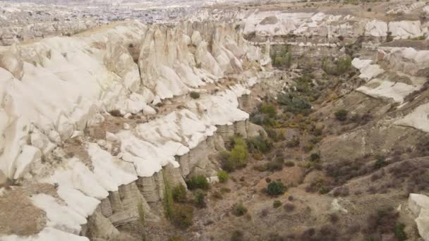 Letecký pohled na krajinu Kappadokie. Krocan. Národní park Goreme. Zpomalený pohyb — Stock video