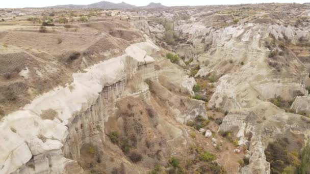 Letecký pohled na krajinu Kappadokie. Krocan. Národní park Goreme. Zpomalený pohyb — Stock video