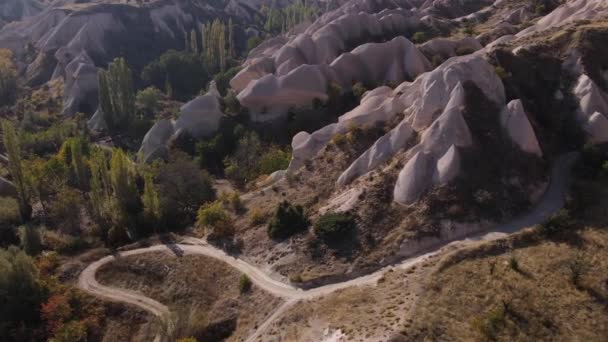 Letecký pohled na krajinu Kappadokie. Krocan. Národní park Goreme. Zpomalený pohyb — Stock video