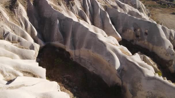 Widok z lotu ptaka na krajobraz Kapadocji. Turcja. Park Narodowy Goreme. Zwolniony ruch — Wideo stockowe