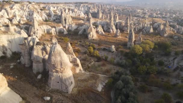 カッパドキアの風景の空中ビュー。トルコだ。ゴーメ国立公園。スローモーション — ストック動画