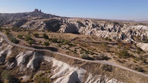 Widok z lotu ptaka na krajobraz Kapadocji. Turcja. Park Narodowy Goreme. Zwolniony ruch — Wideo stockowe