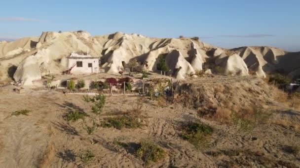 Flygfoto över Kappadokien landskap. Turkiet. Goreme National Park. Långsamma rörelser — Stockvideo