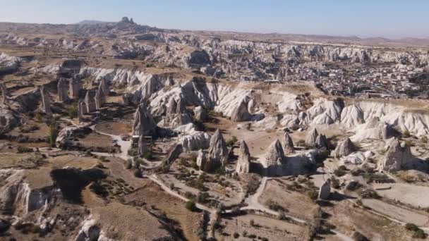 Letecký pohled na krajinu Kappadokie. Krocan. Národní park Goreme. Zpomalený pohyb — Stock video