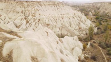 Kapadokya 'nın hava manzarası. Hindi. Goreme Ulusal Parkı. Yavaş çekim