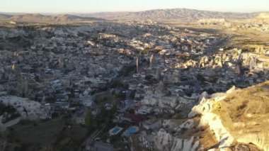 Kapadokya 'nın hava manzarası. Hindi. Goreme Ulusal Parkı. Yavaş çekim