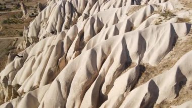 Kapadokya 'nın hava manzarası. Hindi. Goreme Ulusal Parkı. Yavaş çekim
