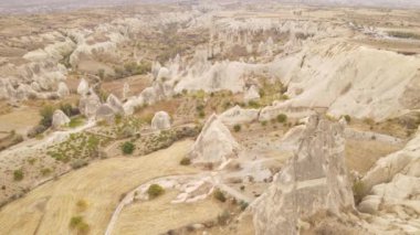 Kapadokya 'nın hava manzarası. Hindi. Goreme Ulusal Parkı. Yavaş çekim