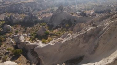 Kapadokya 'nın hava manzarası. Hindi. Goreme Ulusal Parkı. Yavaş çekim