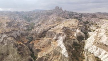 Kapadokya 'nın hava manzarası. Hindi. Goreme Ulusal Parkı. Yavaş çekim