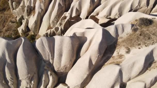 Letecký pohled na krajinu Kappadokie. Krocan. Národní park Goreme. Zpomalený pohyb — Stock video