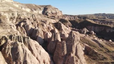 Kapadokya 'nın hava manzarası. Hindi. Goreme Ulusal Parkı. Yavaş çekim