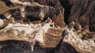 Kapadokya 'nın hava manzarası. Hindi. Goreme Ulusal Parkı. Yavaş çekim