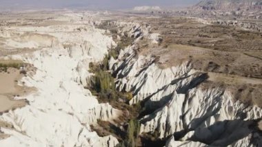 Kapadokya 'nın hava manzarası. Hindi. Goreme Ulusal Parkı. Yavaş çekim