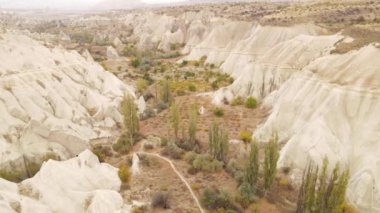 Kapadokya 'nın hava manzarası. Hindi. Goreme Ulusal Parkı. Yavaş çekim