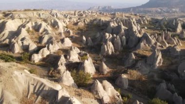 Kapadokya 'nın hava manzarası. Hindi. Goreme Ulusal Parkı. Yavaş çekim