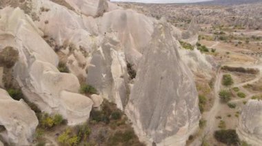 Kapadokya 'nın hava manzarası. Hindi. Goreme Ulusal Parkı. Yavaş çekim