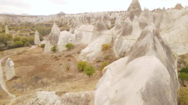 Kapadokya 'nın hava manzarası. Hindi. Goreme Ulusal Parkı. Yavaş çekim