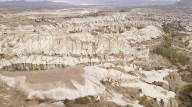 Kapadokya 'nın hava manzarası. Hindi. Goreme Ulusal Parkı. Yavaş çekim