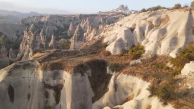 Kapadokya 'nın hava manzarası. Hindi. Goreme Ulusal Parkı. Yavaş çekim