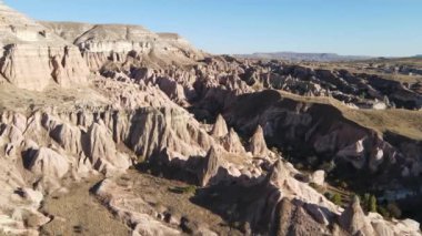 Kapadokya 'nın hava manzarası. Hindi. Goreme Ulusal Parkı. Yavaş çekim