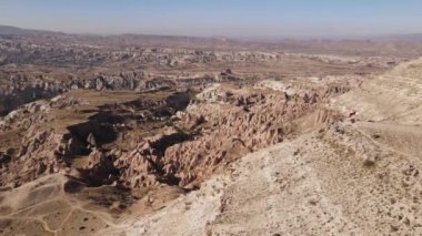 Kapadokya 'nın hava manzarası. Hindi. Goreme Ulusal Parkı. Yavaş çekim