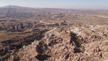 Kapadokya 'nın hava manzarası. Hindi. Goreme Ulusal Parkı. Yavaş çekim