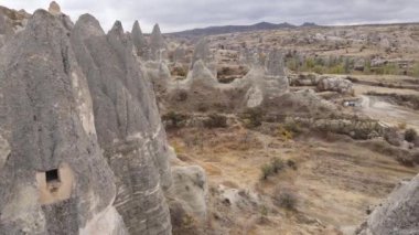 Kapadokya 'nın hava manzarası. Hindi. Goreme Ulusal Parkı. Yavaş çekim