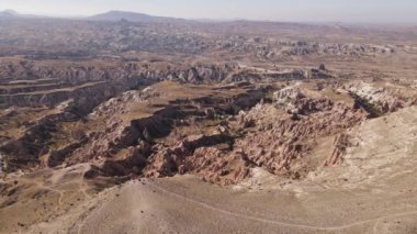 Kapadokya 'nın hava manzarası. Hindi. Goreme Ulusal Parkı. Yavaş çekim