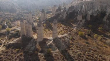 Kapadokya 'nın hava manzarası. Hindi. Goreme Ulusal Parkı. Yavaş çekim