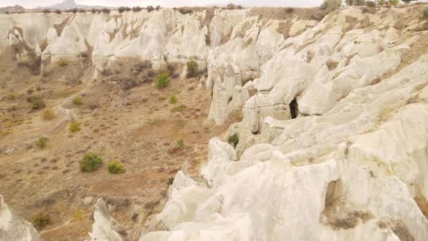 Widok z lotu ptaka na krajobraz Kapadocji. Turcja. Park Narodowy Goreme. Zwolniony ruch — Wideo stockowe