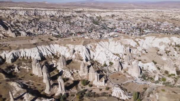 Luchtfoto van het landschap van Cappadocië. Turkije. Nationaal park Goreme. Langzame beweging — Stockvideo