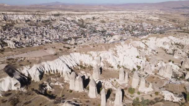 Luchtfoto van het landschap van Cappadocië. Turkije. Nationaal park Goreme. Langzame beweging — Stockvideo