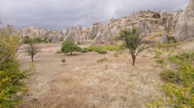 Kapadokya 'nın hava manzarası. Hindi. Goreme Ulusal Parkı. Yavaş çekim