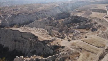 Kapadokya 'nın hava manzarası. Hindi. Goreme Ulusal Parkı. Yavaş çekim