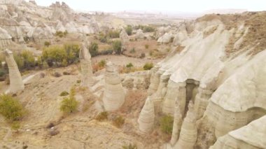 Kapadokya 'nın hava manzarası. Hindi. Goreme Ulusal Parkı. Yavaş çekim