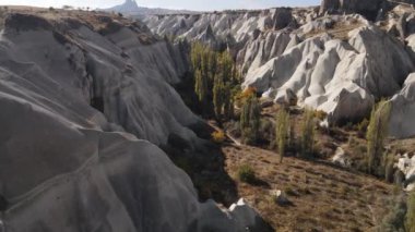 Kapadokya 'nın hava manzarası. Hindi. Goreme Ulusal Parkı. Yavaş çekim