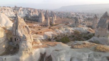 Kapadokya 'nın hava manzarası. Hindi. Goreme Ulusal Parkı. Yavaş çekim