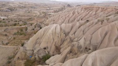 Kapadokya 'nın hava manzarası. Hindi. Goreme Ulusal Parkı. Yavaş çekim